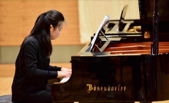 Claire Wang performing