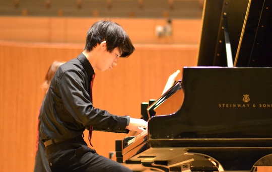 Sean Sun performing